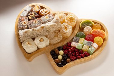 Geleneksel Türk lokumu fındık, fıstık ve sade.