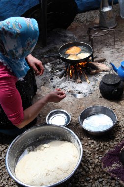 Ahşap ateşte hamur kızartma 