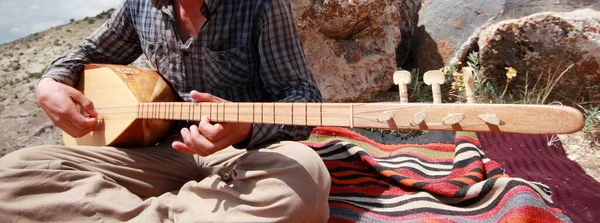 Baglama Ringing Beautiful Nature Turkish Rug — Stok fotoğraf