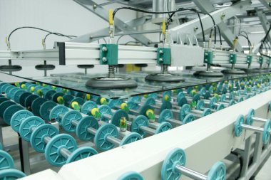 Taşıyıcı banttaki yeni cam