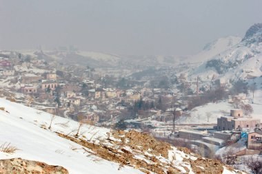 Sille, Konya ilinin bir mahallesidir. Sille ve Hagia Elena Kilisesi karlı bir günde. Türkiye.