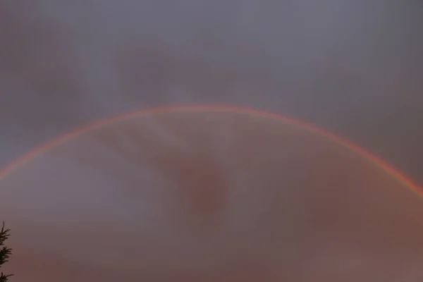 Arcobaleno Nel Cielo Drammatico — Foto Stock