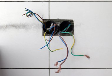  Duvardan çıkan elektrik kabloları.