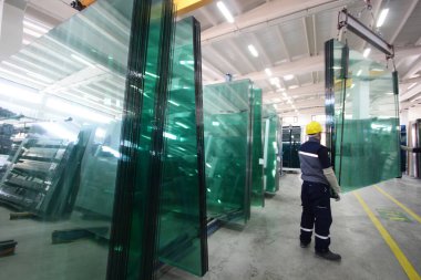  Cam üretim fabrikası. Fabrikadaki işçiler..