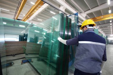  Cam üretim fabrikası. Fabrikadaki işçiler..