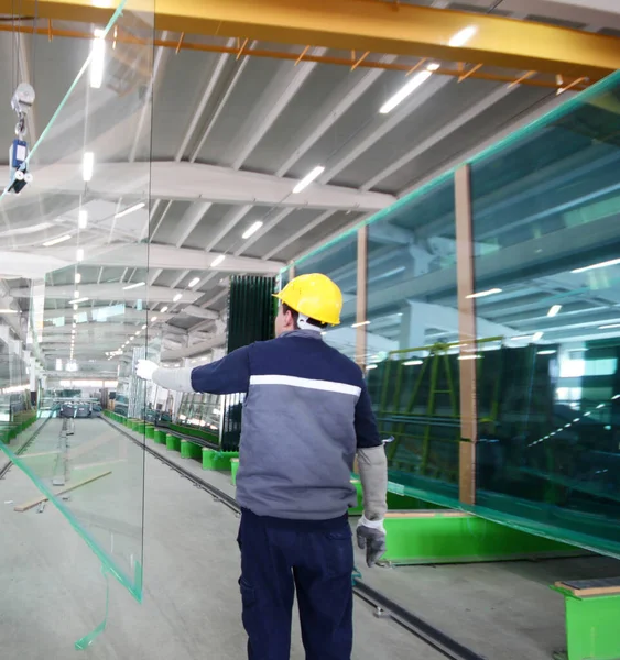 Üveggyár Dolgozók Gyárban — Stock Fotó