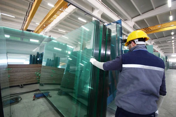 玻璃制造厂 厂里的工人 — 图库照片