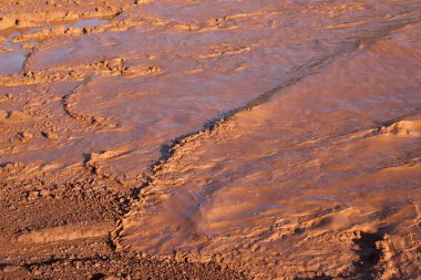 Sıvı çamur dokusunun yakın görüntüsü. çamur yüzeyi yağmurdan sonra