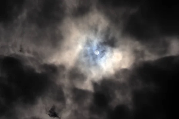 Zon Achter Donkere Wolken Gesloten Hemel — Stockfoto