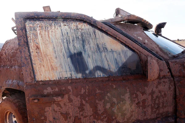 泥だらけの地形のオフロード車 — ストック写真