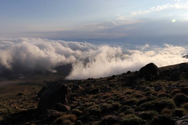  dağ yüksek yamaçlar ve sis