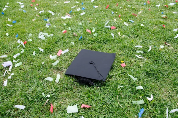 Confettis Casquette Graduation Sur Herbe — Photo