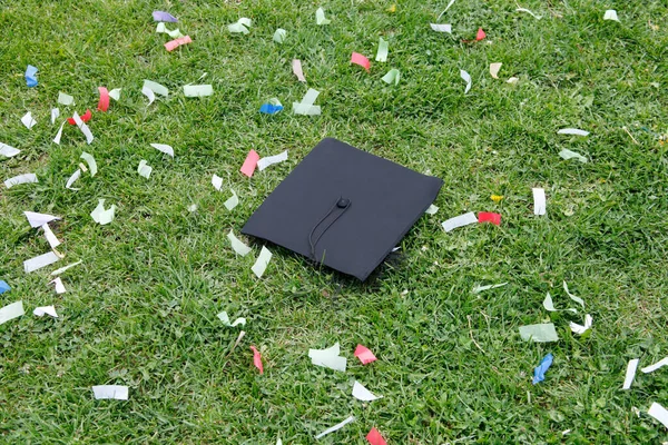 Confettis Casquette Graduation Sur Herbe — Photo
