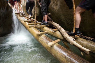  Bir grup insan kanyonu geçiyor.