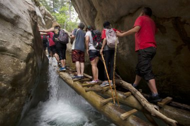  Bir grup insan kanyonu geçiyor.