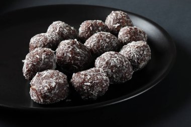 Hindistan ceviziyle kaplanmış yulaf ezmeli kakao topları. 