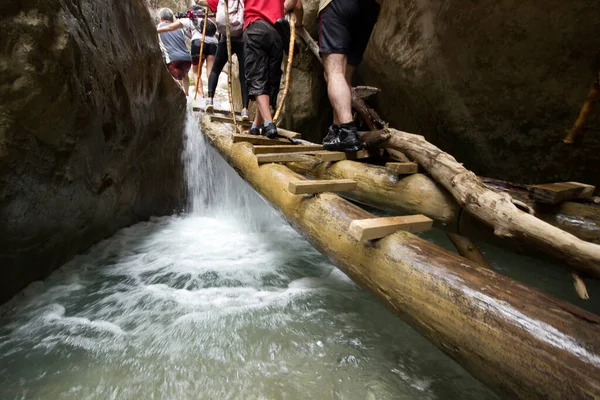  Bir grup insan kanyonu geçiyor.