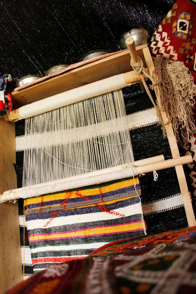 Konya Türkiye 'de otantik kilim tezgahı 