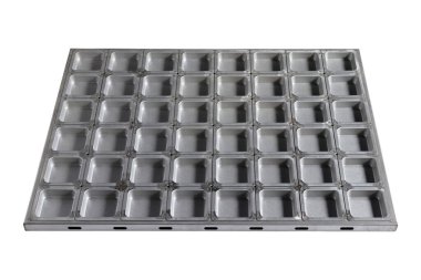 Beyaz arka planda kek kalıbı. Meslekler: Pastane.