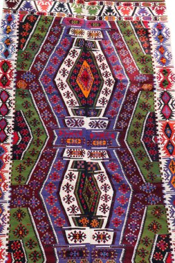 Yün örülmüş antika Türk halısı