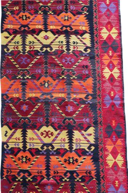 Yün örülmüş antika Türk halısı