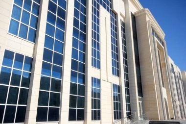 Modern bir ofis binasının dışı.