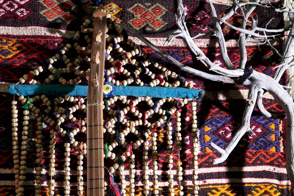 土耳其传统地毯 土耳其乐器Baglama和Amulet — 图库照片