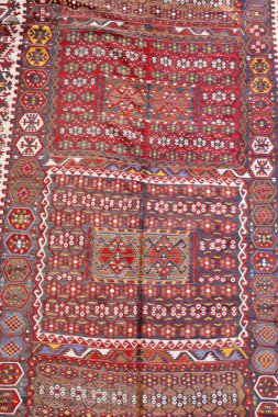 Yün örülmüş antika Türk halısı