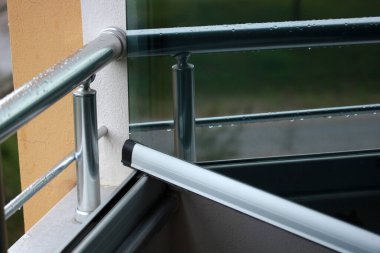 Alüminyum korkuluklara düşen yağmur damlaları