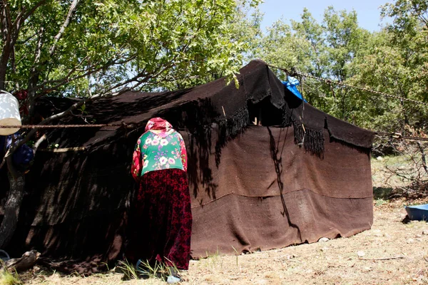 Femme Vêtements Locaux Devant Une Tente Nomade Yoruk Turquie — Photo