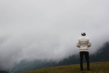 Doğanın sisle kaplanmasını izlemek