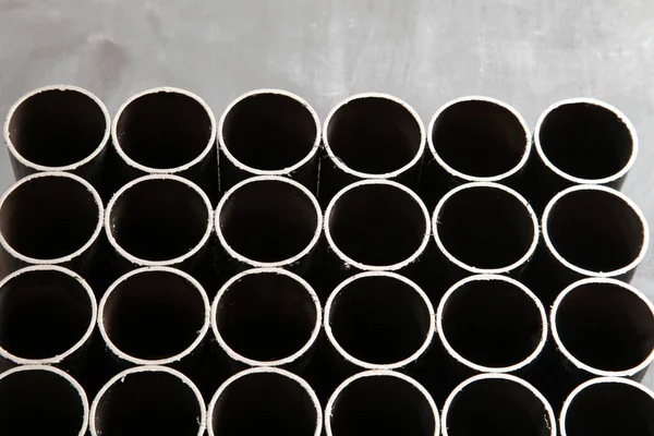 工場内の新ステンレス鋼管 — ストック写真