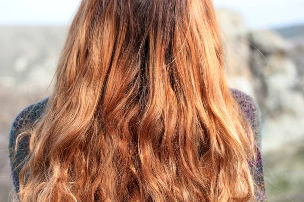 Frau Mit Langen Und Roten Haaren — Stockfoto