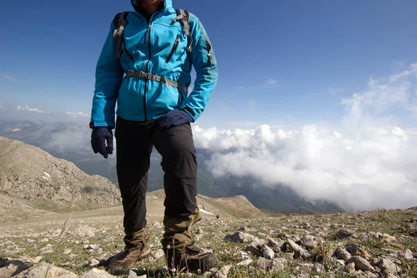 Bergsteiger Blauen Mantel — Stockfoto