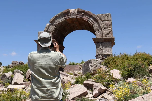 Путешественник Фотографируется Руинах Замка Бозкир Зенгибар — стоковое фото