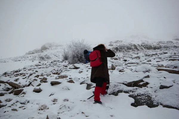 Ośnieżona Góra Ludzie Wspinają Się Górę Mglistej Pogodzie — Zdjęcie stockowe