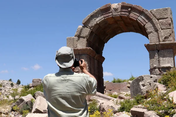 Путешественник Фотографируется Руинах Замка Бозкир Зенгибар — стоковое фото