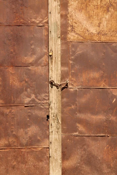 Puerta Metal Oxidado Con Cerradura — Foto de Stock