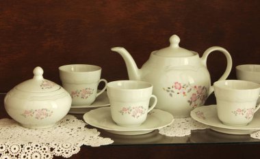 Vitrindeki antika seramik kahve seti