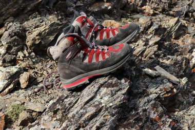 Kaliteli kadın dağ botları. Kaya tırmanışı. 