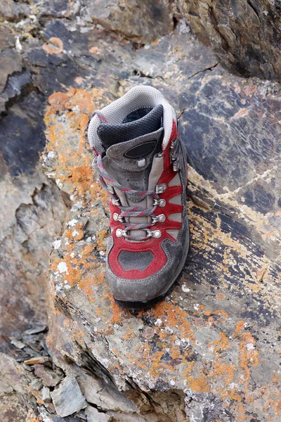 Kaliteli kadın dağ botları. Kaya tırmanışı. 