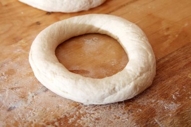 Türkçe susamlı simit yapıyorum. Simit