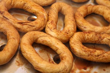 Türkçe susamlı simit yapıyorum. Simit