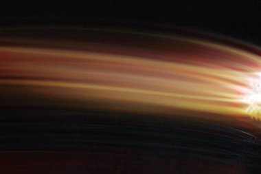 Siyah arkaplanda bulanık ve renkli çizgiler