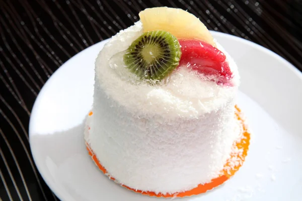 用新鲜水果装饰的生日蛋糕 — 图库照片