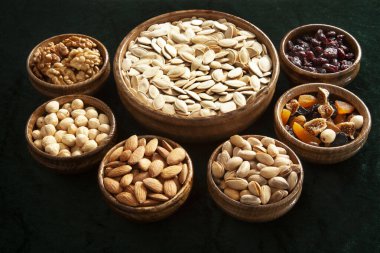 Karışık fındık ve kurutulmuş meyve.