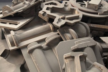 Fabrikanın içindeki metal kalıpları.