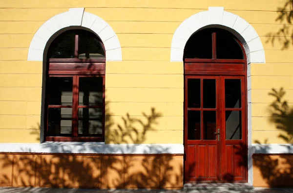 Una Puerta Una Ventana Vintage Wal Amarillo —  Fotos de Stock