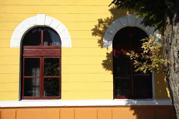 Architectonisch Detail Van Een Oud Geel Huis Een Zonnige Dag — Stockfoto