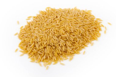 Beyaz arka planda arpa eriştesi.